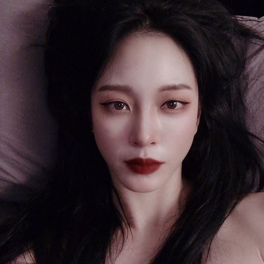 Han Ye-seul boasted the perfect beautiful look.Actor Han Ye Sul posted two photos on his instagram on October 18th.Han Ye Sul in the picture is winking at the camera. Beautiful looks like vampires catch his eye.kim myeong-mi