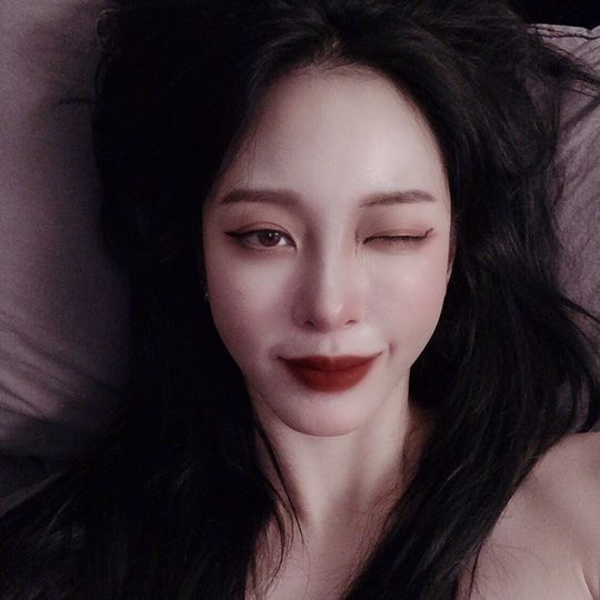 Han Ye-seul boasted the perfect beautiful look.Actor Han Ye Sul posted two photos on his instagram on October 18th.Han Ye Sul in the picture is winking at the camera. Beautiful looks like vampires catch his eye.kim myeong-mi