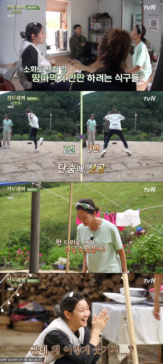 Yum Jung-ah showed off his body gag.On October 18th, TVN Shishi Sekisui - Mountain Village depicted Yum Jung-ah, Yoon Se-ah, Park So-dam, and Park Seo-joon who are washing fishes and eating ground.On this day, the four people said, Lets make a fire and eat the ground. Lets drive washing fishes to one person.So the grounding began in the order of Yoon Se-ah, Yum Jung-ah, Park Seo-joon, and Park So-dam.Yoon Se-ah boasted an extraordinary sense of balance and skill, while Yum Jung-ah said: Can I take a leg?He showed anxiety, and like the jump rope challenge, he showed a sloppy attitude and made everyone laugh.Yum Jung-ah, who continued the game calmly, made a mistake in the fifth stagePark So-hee