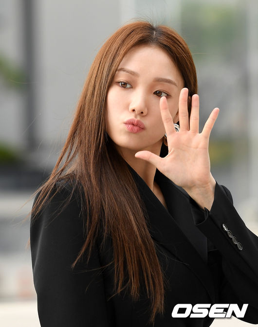 On the afternoon of the 18th, a Desiigner brand store opening ceremony was held at the Galleria Department Store in Seoul Gangnam District.Actor Lee Sung-kyung has photo time.