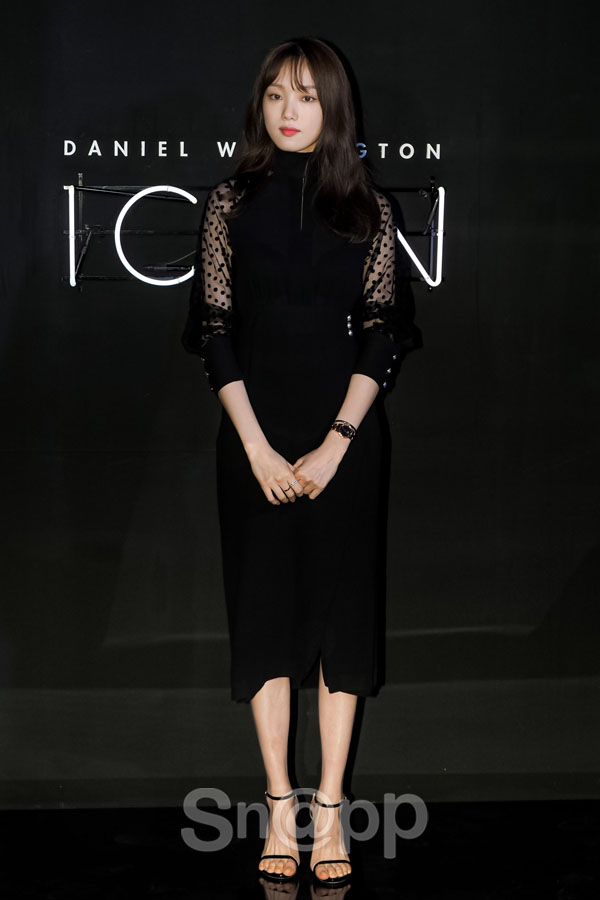 Actor Lee Sung-kyung poses at the Sweden clock and accessory brand Daniel Wellington (DANIEL WELLINGTON) brand photo event held at the Samcheong-dong flagship store in Seoul Jongno District on the afternoon of the 17th.Lee Sung-kyung completed the elegant party look, which was made of see-through sleeves and gave points with clocks.Written by Park Ji-ae, a fashion webzine, and a photo by Jang Ho-yeonActor Lee Sung-kyung poses at the Sweden clock and accessory brand Daniel Wellington (DANIEL WELLINGTON) brand photo event held at the Samcheong-dong flagship store in Seoul Jongno District on the afternoon of the 17th.