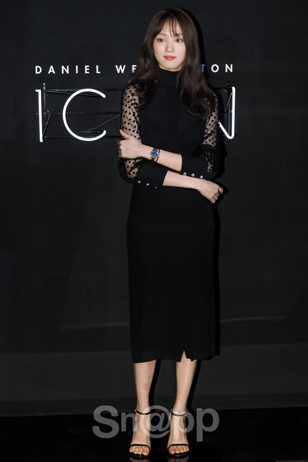 Actor Lee Sung-kyung poses at the Sweden clock and accessory brand Daniel Wellington (DANIEL WELLINGTON) brand photo event held at the Samcheong-dong flagship store in Seoul Jongno District on the afternoon of the 17th.Lee Sung-kyung completed the elegant party look, which was made of see-through sleeves and gave points with clocks.Written by Park Ji-ae, a fashion webzine, and a photo by Jang Ho-yeonActor Lee Sung-kyung poses at the Sweden clock and accessory brand Daniel Wellington (DANIEL WELLINGTON) brand photo event held at the Samcheong-dong flagship store in Seoul Jongno District on the afternoon of the 17th.