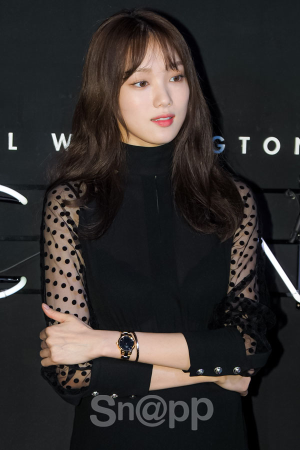 Actor Lee Sung-kyung poses at the Sweden clock and accessory brand Daniel Wellington (DANIEL WELLINGTON) brand photo event held at the Samcheong-dong flagship store in Seoul Jongno District on the afternoon of the 17th.Lee Sung-kyung completed the elegant party look, which was made of see-through sleeves and gave points with clocks.Written by Park Ji-ae, a fashion webzine, and a photo by Jang Ho-yeonActor Lee Sung-kyung poses at the Sweden clock and accessory brand Daniel Wellington (DANIEL WELLINGTON) brand photo event held at the Samcheong-dong flagship store in Seoul Jongno District on the afternoon of the 17th.