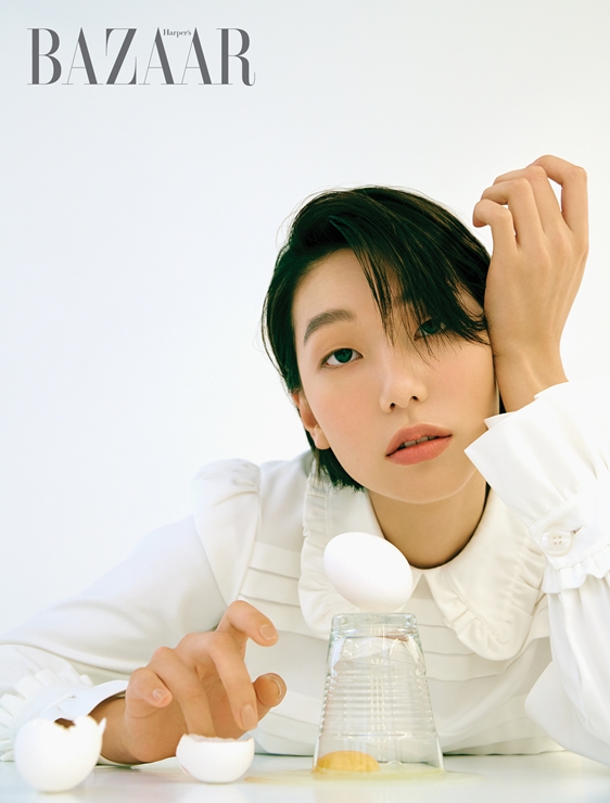 Lee Hojung released the Bazaar picture.Lee Hojung presented a sensual fashion picture in the fashion magazine Harpers Bazaar, which will be published on October 20th.In this picture, Lee Hojung has a variety of white looks with her sophisticated sensibility and model-born luxury.In the interview that followed the filming, Lee Hojung said, It was the first time I had such a short hair to shave for the role of Moon Jong-nyeo in the movie Changsari: Forgotten Heroes.I cut it all and saw myself in the mirror, and I was so strange that I could not do it when I came home, so I changed my clothes and ran to the Han River.It seems that some curtains have been stripped off, it seems to have entered a new level, and it has become comfortable. As for the praise of a Dohwaji-like actor, I felt very good when I heard it.I want to be a person like a blank paper, as well as as a model that occupies a big part of my life, and as an actor who has just stepped out.I hope that the person who is not me will be able to reveal well no matter what role he puts on. Lee Hojungs pictorials and interviews can be found in the November issue of Harpers Bazaar.