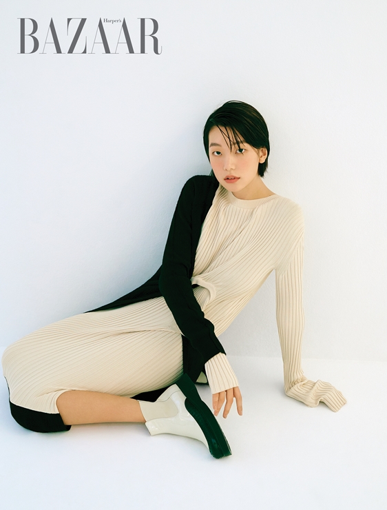 Lee Hojung released the Bazaar picture.Lee Hojung presented a sensual fashion picture in the fashion magazine Harpers Bazaar, which will be published on October 20th.In this picture, Lee Hojung has a variety of white looks with her sophisticated sensibility and model-born luxury.In the interview that followed the filming, Lee Hojung said, It was the first time I had such a short hair to shave for the role of Moon Jong-nyeo in the movie Changsari: Forgotten Heroes.I cut it all and saw myself in the mirror, and I was so strange that I could not do it when I came home, so I changed my clothes and ran to the Han River.It seems that some curtains have been stripped off, it seems to have entered a new level, and it has become comfortable. As for the praise of a Dohwaji-like actor, I felt very good when I heard it.I want to be a person like a blank paper, as well as as a model that occupies a big part of my life, and as an actor who has just stepped out.I hope that the person who is not me will be able to reveal well no matter what role he puts on. Lee Hojungs pictorials and interviews can be found in the November issue of Harpers Bazaar.