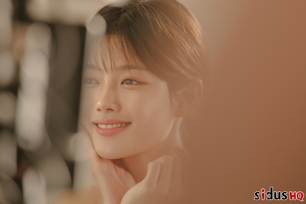 Actor Kim Yoo-jung has unveiled a clean-cut picture behind-the-scenes cut filled with pure Smile and clear visuals.Kim Yoo-jung in the photo is in the middle of shooting on a set with a warm atmosphere, and is making a smile with two hands and making a bright smile.