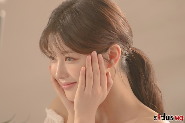 <p>Actor Kim Yoo-jung this pure Miso and clear visuals full contains pure pictorial behind the cut was introduced.</p><p>Photo belongs to Kim Yoo-jung is a warm atmosphere, well Im on set shooting in the opening line, and two Edward Scissorhands with the face wrapped and gorgeous Miso for building such a photo shoot every time for the ‘craftsmanship’of the Majesty is.</p>