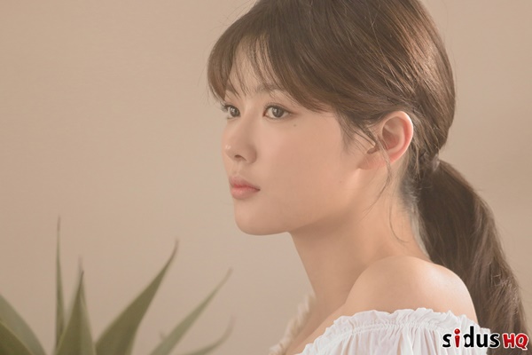 <p>Actor Kim Yoo-jung this pure Miso and clear visuals full contains pure pictorial behind the cut was introduced.</p><p>Photo belongs to Kim Yoo-jung is a warm atmosphere, well Im on set shooting in the opening line, and two Edward Scissorhands with the face wrapped and gorgeous Miso for building such a photo shoot every time for the ‘craftsmanship’of the Majesty is.</p>
