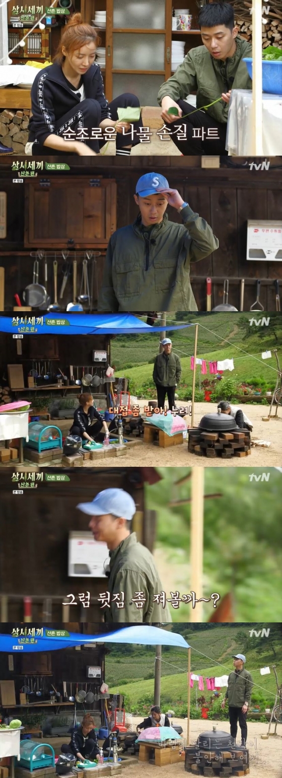 In Three Meals a Day Mountain Village, Park Seo-joon showed enthusiasm to find work despite saying to rest.On the afternoon of the 18th, TVN entertainment program Three Meals a Day Mountain Village featured the members who came to the end.On the day, the members set out to prepare for the last lunch: Park Seo-joon and Yoon Se-ah had herbs trimmed, while Yeom Jeong-ah and Park So-dam had a knife.Park So-dam then ignited the fire at the archery; the fire was smooth when the autumn wind blew, and Park So-dam said, Even if you do not pay, the wind takes care of it.Thank you, she said with a happy smile.Park Seo-joon, who finished the herbs, scratched his head as if he had nothing to do.Yoon Se-ah, who saw this, said rest, and Park Seo-joon said, Only me?Im a little bit taken, said Yoon Se-ah, who considered the guest, so Park Seo-joon jokingly backed up, saying, So why dont we get a backseat?But Park Seo-joon showed enthusiasm to find work, such as repairing a tent that seemed uneasy immediately.