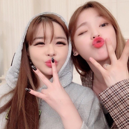 Singer Park Bom boasted of his friendship with Oh My Girl Seung Hee.Park Bom posted three photos on the 18th instagram with Our Seung Hee My Black Knight and I know if you see Queengraves.The photo shows Park Bom and Seung Hee, who have a relationship through Mnet music program Queengraves.The two are posing in various poses with their faces.When the affectionate appearance of the two people is revealed, the netizens are responding such as It is so cute, It is lovely, The steamy sister made by Queengraves.Photo Park Bom SNS