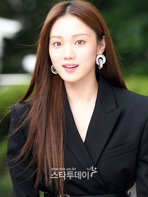 Lee Sung-kyung, full of freshness! Actor Lee Sung-kyung, who attended the brand Jimmy Choo photo event held at Seoul Apgujeong Galleria on the afternoon of the 18th, is taking a pose.