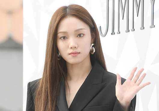 Actor Lee Sung-kyung attended the Jimmy Choo Photo Call Event held at the Galleria Department Store in Apgujeong, Seoul Gangnam District on the afternoon of the 18th.jimichiu photocall event