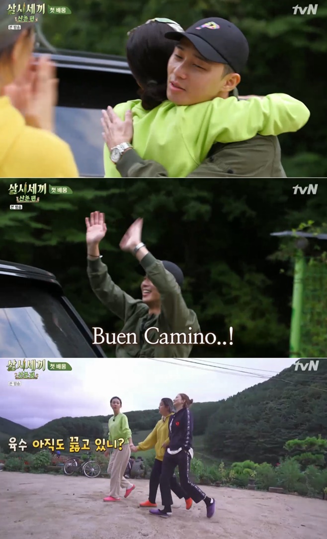 In Shishi Sekisui Mountain Village, Yeom Jung-a, Yoon Se-ah, and Park So-dam greeted Park Seo-joon and farwell.In the TVN entertainment program Samshi Sekisui Mountain Village, which was broadcast on the 18th, the last daily life in the mountain village with Yeom Jung-ah, Yoon Se-ah, Park So-dam and guest Park Seo-joon was drawn.On this day, Yoon Se-ah Park So-dam and Park Seo-joon gathered together to prepare lunch.The four of them decided to prepare miso stew and various herbs for lunch, and prepared healthy and simple hansang with bean sprouts, spinach, and sweet potato stems.After finishing the meal, Yeom Jung-ah, Yoon Se-ah Park So-dam, saw off Park Seo-joon leaving.They were saddened by the sending of Amy towards Park Seo-joon.Park Seo-joon also stepped on, expressing his regrets. They hugged and shook hands and greeted Farewell.After the greetings, the three people returned home and expressed regret that the house is strange.
