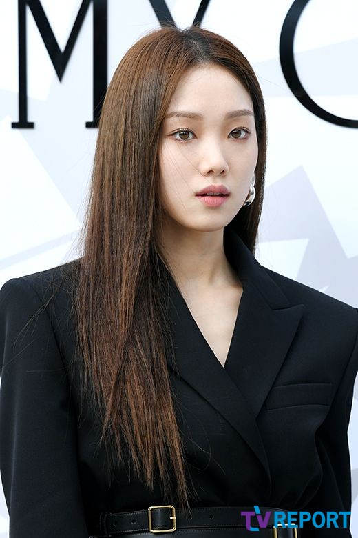 Actor Lee Sung-kyung attended a fashion brand event held at the Galleria Department Store in Apgujeong-dong, Seoul Gangnam District on the afternoon of the 18th.