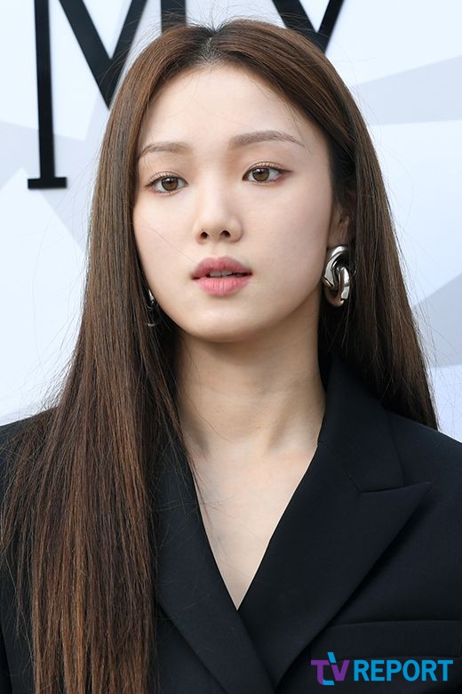 Actor Lee Sung-kyung attended a fashion brand event held at Galleria Department Store in Apgujeong-dong, Seoul Gangnam District on the afternoon of the 18th.
