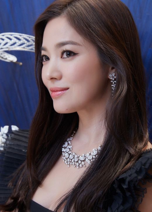 Actor Song Hye-kyo showed off her radiant beauty looks over jewelsFrance Imperial Jeweler Shome unveiled a new concept boutique site on the 3rd floor of Lotte Department Store Avenue in Sogong-dong, Seoul, the day before.The gala dinner show was attended by Song Hye-kyo and Shome CEO Jean-Mark Mansvelt.Song Hye-kyo, who wore a black dress and wore Shomes jewelery, received a look with an elegant figure.
