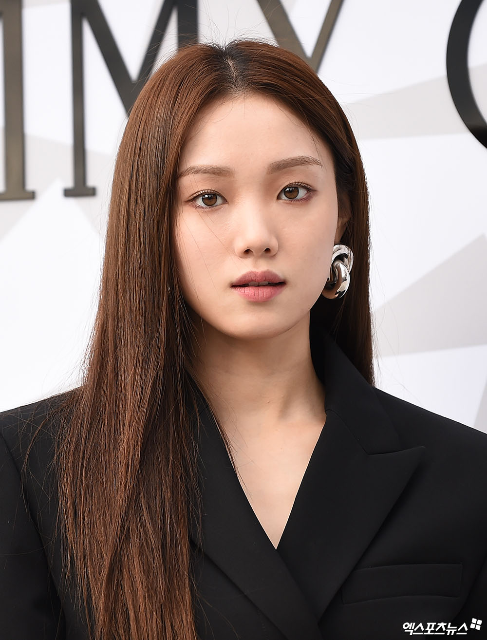 Actor Lee Sung-kyung, who attended the Jimmy Chu event held at the Gallery Department Store in Apgujeong-dong, Seoul on the afternoon of the 18th, has photo time.