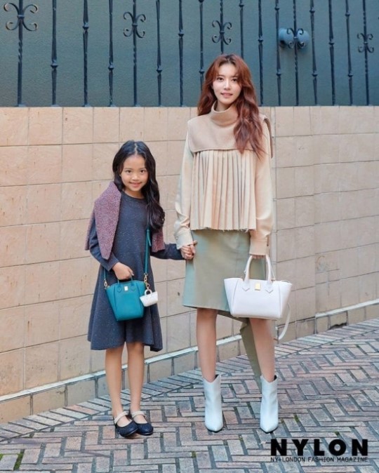 Actor Si-a Jing has released a picture with her daughter Seo Woo.Si-a Jin posted a picture on his Instagram on the 18th with an article entitled I participated in the campaign with Seo Woo.Si-a Jeong in the public picture poses holding Seo Woos hand, and the smiles of the two people capture the eye by giving the viewers a smile.Meanwhile, Si-a Jing is appearing in MBC drama Golden Garden.Photo: Si-a Jin SNS