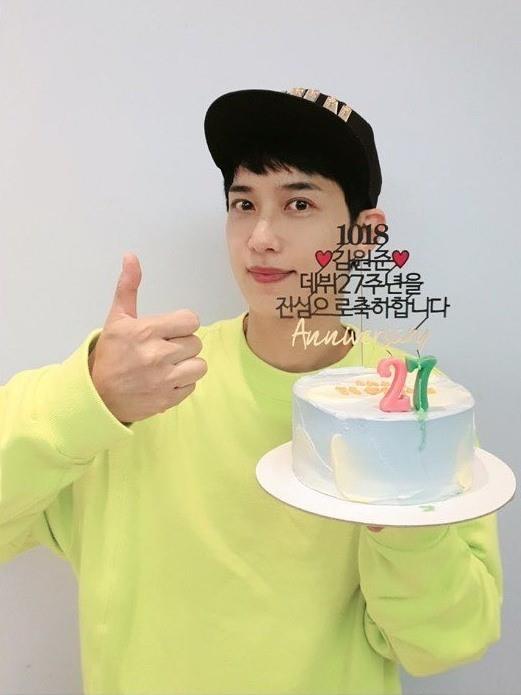 Singer Kim Won Joon celebrated the 27th anniversary of debut with a Beautiful look during the extreme.Kim Won Joon posted a photo of his 27th anniversary cake with a message of gratitude to his SNS on the 19th.Kim Won Joon in the picture boasts a young appearance that can not be believed to be 47 years old at our age.After debuting in 1992, he is currently working on KBS2 Radio Kim Won Joons Radio Star.