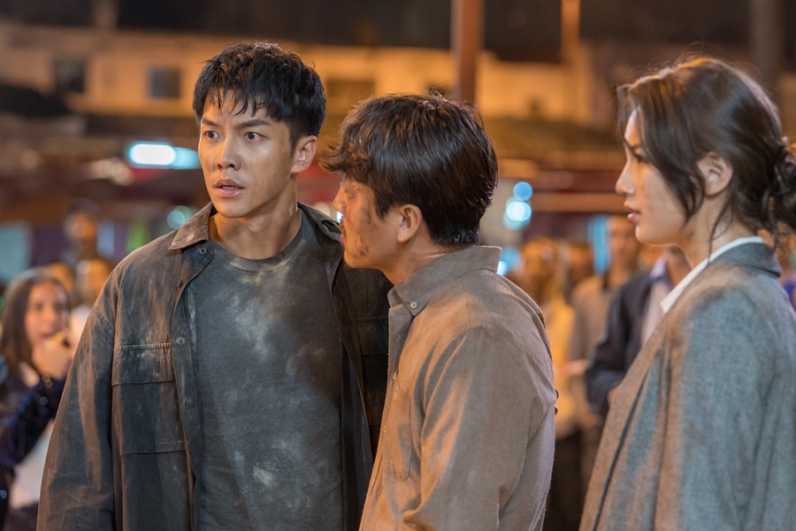 Vagabond Lee Seung-gi, Bae Suzy, and Jang Hyuk-jin are showing up at the extreme of the splendor, Morocco night market, and are raising tension with resulting three shots.SBS Jackson Vagabond (VAGABOND) (playwright Jang Young-chul, Jeong Kyung-soon, director Yoo In-sik/production Celltrion Healthcare Entertainment CEO Park Jae-sam) is an intelligence action melody that uncovers a huge national corruption hidden in the concealed truth of a man involved in a civil-port passenger plane crash.Especially, the situation of finding truth is getting full-scale, such as Cha Dal-gun (Lee Seung-gi), Bae Suzy, Ki Tae-woong (Shin Sung-rok), and Kim Se-hoon (Shin Seung-hwan) are rushing to Korea after capturing Kim Song Yuqi (Jang Hyuk-jin).The last nine episodes have the highest audience rating of 11.71% (based on the Nielsen Korea metropolitan area), and are operating the second half of the spurt.Above all, in the last 9th, Cha Dal-gun and Gohari were disguised as support teams, and they were seen confronting them by recognizing the identity of the assassination group that came to the embassy.In the situation where Cha Dal-gun took Hwang Pil-yong (Yoo Tae-woong) as a hostage, Hwang Pil-yongs men surrounded Cha Dal-gun, Go Hae-ri, and Kim Song Yuqi, the target of removal, which raised the tension to the highest level.In this regard, Lee Seung-gi, Bae Suzy and Jang Hyuk-jin appeared in the Morocco night market with a miserable desolation that became re-emerged in the 10th episode of Vagabond, which airs at 10 p.m. on the 19th (today).In the drama, Cha Dal-gun, Gohari, and Kim Song Yuqi stand in the colorful and lush atmosphere of Morocco night market where the crowd of crowds show the fire show.Everyone is enjoying the scenery of the night with a pleasant and happy expression, and only three people are dressed in messy clothes and are alert with anxious eyes.Soon someone approaches them, and surprises three people.I am curious about how Cha Dal-geon, Gohari, and Kim Song Yuqi were able to escape from the embassy, and who is the identity of the characters in front of them.Lee Seung-gi - Bae Suzy - Jang Hyuk-jins Re-employed Three Shots was filmed late in Morocco.Locals gathered at the news of the shooting of famous actors from Korea, and in a while the scene was phosphoric acid, and they cheered Lee Seung-gi, Bae Suzy, and Jang Hyuk-jin and took their images and burst into the camera flash.The unprecedented scenery has surprised local staff.Lee Seung-gi - Bae Suzy - Jang Hyuk-jin gave a smile and greeting to the cheers of local fans even in the situation of re-enactment for the scene in the play, and showed high concentration despite the cluttered scene atmosphere, quickly immersed in the role and situation and unfolded the scene full of urgency.We have taken all our strength to shoot Lee Seung-gi, Bae Suzy, and Jang Hyuk-jin in the long Morocco location, said Celltrion Healthcare Entertainment, a production company. Why did the three people show up at Morocco night market, and the best reversal story to stimulate viewers first row of homerooms will be unfolded on the 19th (today).I hope youll have a creepy story, he said.Netizens are responding to various SNS and portal sites such as The more immersive they get, Everytime is a movie, I am still using my room today, I am so curious about how Dalgun and Harry escaped.Meanwhile, the 10th episode of SBSs Lamar Jacksons Vagabond will air at 10 p.m. on the 19th (tonight).iMBC  Photo Celltrion Healthcare Entertainment