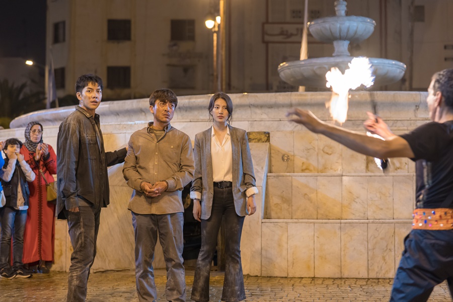 Vagabond Lee Seung-gi, Bae Suzy, and Jang Hyuk-jin are showing up at the extreme of the splendor, Morocco night market, and are raising tension with resulting three shots.SBS Jackson Vagabond (VAGABOND) (playwright Jang Young-chul, Jeong Kyung-soon, director Yoo In-sik/production Celltrion Healthcare Entertainment CEO Park Jae-sam) is an intelligence action melody that uncovers a huge national corruption hidden in the concealed truth of a man involved in a civil-port passenger plane crash.Especially, the situation of finding truth is getting full-scale, such as Cha Dal-gun (Lee Seung-gi), Bae Suzy, Ki Tae-woong (Shin Sung-rok), and Kim Se-hoon (Shin Seung-hwan) are rushing to Korea after capturing Kim Song Yuqi (Jang Hyuk-jin).The last nine episodes have the highest audience rating of 11.71% (based on the Nielsen Korea metropolitan area), and are operating the second half of the spurt.Above all, in the last 9th, Cha Dal-gun and Gohari were disguised as support teams, and they were seen confronting them by recognizing the identity of the assassination group that came to the embassy.In the situation where Cha Dal-gun took Hwang Pil-yong (Yoo Tae-woong) as a hostage, Hwang Pil-yongs men surrounded Cha Dal-gun, Go Hae-ri, and Kim Song Yuqi, the target of removal, which raised the tension to the highest level.In this regard, Lee Seung-gi, Bae Suzy and Jang Hyuk-jin appeared in the Morocco night market with a miserable desolation that became re-emerged in the 10th episode of Vagabond, which airs at 10 p.m. on the 19th (today).In the drama, Cha Dal-gun, Gohari, and Kim Song Yuqi stand in the colorful and lush atmosphere of Morocco night market where the crowd of crowds show the fire show.Everyone is enjoying the scenery of the night with a pleasant and happy expression, and only three people are dressed in messy clothes and are alert with anxious eyes.Soon someone approaches them, and surprises three people.I am curious about how Cha Dal-geon, Gohari, and Kim Song Yuqi were able to escape from the embassy, and who is the identity of the characters in front of them.Lee Seung-gi - Bae Suzy - Jang Hyuk-jins Re-employed Three Shots was filmed late in Morocco.Locals gathered at the news of the shooting of famous actors from Korea, and in a while the scene was phosphoric acid, and they cheered Lee Seung-gi, Bae Suzy, and Jang Hyuk-jin and took their images and burst into the camera flash.The unprecedented scenery has surprised local staff.Lee Seung-gi - Bae Suzy - Jang Hyuk-jin gave a smile and greeting to the cheers of local fans even in the situation of re-enactment for the scene in the play, and showed high concentration despite the cluttered scene atmosphere, quickly immersed in the role and situation and unfolded the scene full of urgency.We have taken all our strength to shoot Lee Seung-gi, Bae Suzy, and Jang Hyuk-jin in the long Morocco location, said Celltrion Healthcare Entertainment, a production company. Why did the three people show up at Morocco night market, and the best reversal story to stimulate viewers first row of homerooms will be unfolded on the 19th (today).I hope youll have a creepy story, he said.Netizens are responding to various SNS and portal sites such as The more immersive they get, Everytime is a movie, I am still using my room today, I am so curious about how Dalgun and Harry escaped.Meanwhile, the 10th episode of SBSs Lamar Jacksons Vagabond will air at 10 p.m. on the 19th (tonight).iMBC  Photo Celltrion Healthcare Entertainment