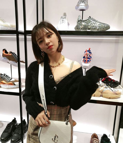 Jeongyeon, a member of girl group TWICE, reported on the current situation.Jingyeon posted a picture on the official Instagram of TWICE on the 19th.In the photo, Jingyeon poses behind the shoe shelves of British luxury Desiigner brand Jimmy Choo, especially with superior visuals.The netizens who watched this left various comments such as I love you, Jingyeon, It is so beautiful and It is a princess.On the other hand, the group TWICE, which Jeongyeon belongs to, appeared on SBS popular song - super concert in Incheon which was broadcast on the afternoon of the 13th.