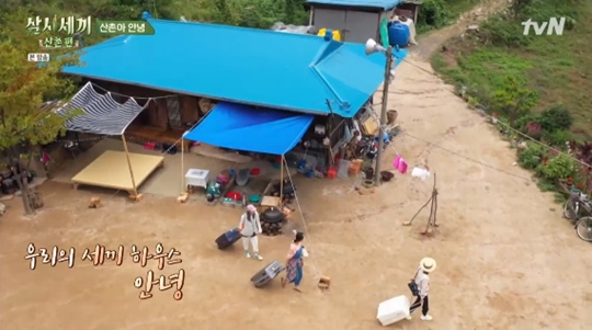 Yum Jung-ah, Yoon Se-ah and Park So-dams pleasant mountain village life has been completed.On October 18th, TVN Three Meals a Day - Mountain Village depicted Yum Jung-ah, Yoon Se-ah, and Park So-dam, who spend their last night.On the day, the three served guest Park Seo-joon their last lunch: three who set up a simple man in the Kitchen with miso stew and herbs.Park Seo-joon was greatly admired for the taste of herbs and even rubbed rice. Then Park Seo-joon said in an interview with the production team, It was fun because all three were so excited.I felt like I took a drama. After Park Seo-joon left, the three men took a break and prepared dinner; the last dinner menu was miso chicken ribs grilled and kimchi stew.The three men were good-natured chicken grooming, and the main chef, Yum Jung-ah, baked chicken ribs himself and took care of his sisters.In particular, the crew who tasted Yum Jung-ahs chicken ribs said, If you go full, you can go in.We will eat it all, Yum Jung-ah said, Everyone feels good when they eat so delicious. On the last night in the mountain village, Yoon Se-ah confessed that he would spend all the energy here and go home and do something alone.Park So-dam also responded, Whos watching the liver now? Yum Jung-ah, who was not particularly confident in the early-air cooking, said, Now rice can be done soon.In addition, Yum Jung-ah confidently said, You can make any menu. He admired Yoon Se-ah, Park So-dam.The next morning the menu was steamed pork ribs and bizijijijigae; Yum Jung-ah carefully ground the beans, and began making food after image training.Park So-dam then left the completed Man in the Kitchen in a photo.Thank you for all the delicious food I ate, I think it will be memorable at a time when I was happy, Yum Jung-ah told the production team.It was possible because it was us, said Yoon Se-ah, and Park So-dam, I think Ill keep thinking about the moment I eat rice; it was good to be able to get a lot of power and laugh and go.I am happy that I can run again with this energy. Park So-hee