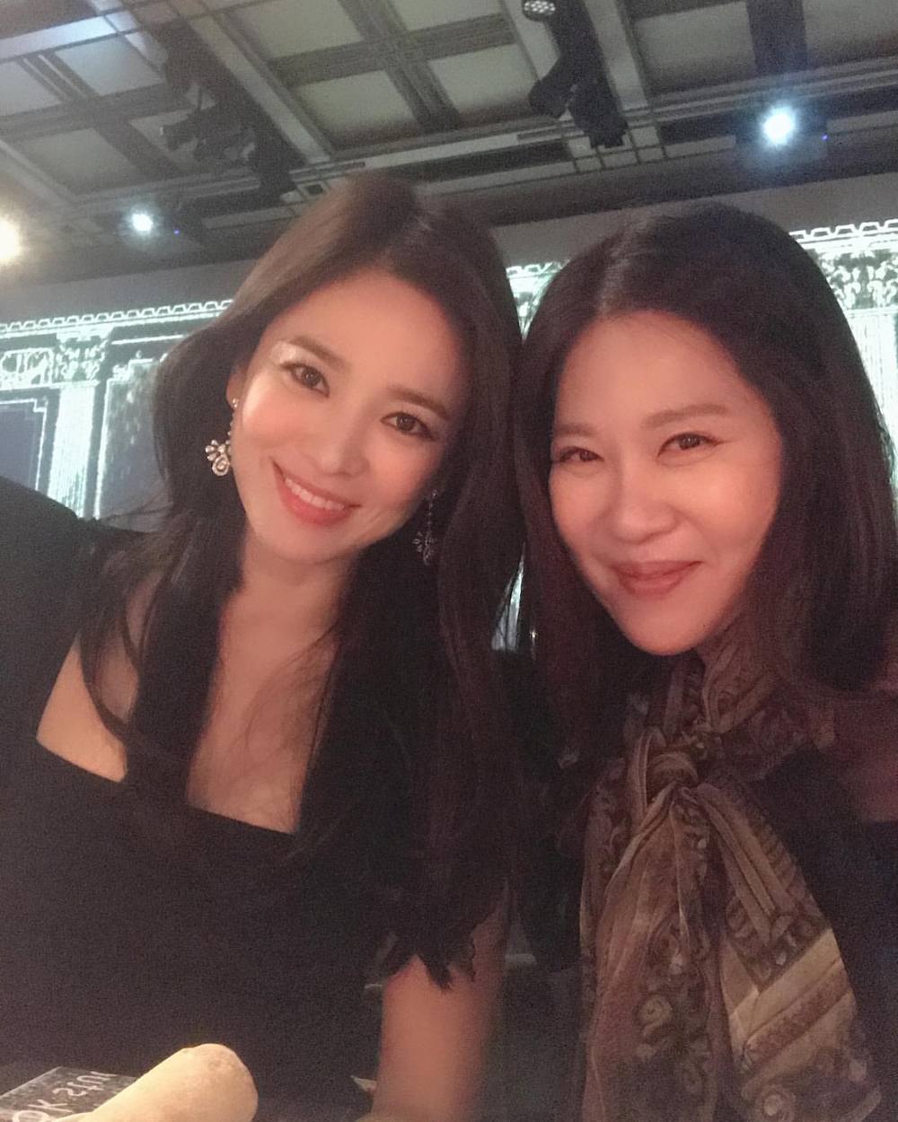 Song Hye-kyo showed off her elegant beautiful looksW Korea Lee Hye-joo, editor-in-chief, posted a picture on October 18 with the phrase We met again on his instagram.In the photo, Song Hye-kyo is beaming in a black dress - he also showed off a beautiful visual in smokey make-up.han jung-won
