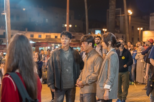 Lee Seung-gi, Bae Suzy and Jang Hyuk-jins re-emerged three-shots were released.SBS gilt drama Vagabond (VAGABOND) (playplayed by Jang Young-chul, Jung Kyung-soon/directed by Yoo In-sik) revealed the appearance of Lee Seung-gi, Bae Suzy and Jang Hyuk-jin at Morocco night market on October 19 with a miserable molley that became re-emerged.The scene where Cha Dal-gun (Lee Seung-gi), Bae Suzy, and Kim Song Yuqi (Jang Hyuk-jin) stand in the colorful and lush Morocco night market where the crowd of the crowds plays the fire show.Everyone is enjoying the scenery of the night with a pleasant and happy expression, and only three people are dressed in messy clothes and are alert with anxious eyes.Soon someone approaches them, and surprises three people.I am curious about how Cha Dal-geon, Gohari, and Kim Song Yuqi were able to escape from the embassy, and who is the identity of the characters in front of them.Lee Seung-gi - Bae Suzy - Jang Hyuk-jins Re-employed Three Shots was filmed late in Morocco.Locals gathered in the news of the shooting of famous actors from Korea, and in a while the scene was phosphoric acid, and they cheered Lee Seung-gi, Bae Suzy, and Jang Hyuk-jin and put on their images and burst into the camera flash.The unprecedented scenery has surprised local staff.Lee Seung-gi - Bae Suzy - Jang Hyuk-jin gave a smile and greeting to the cheers of local fans even in the situation of re-enactment for the scene in the play, and showed high concentration despite the cluttered scene atmosphere, quickly immersed in the role and situation and unfolded the scene full of urgency.emigration site