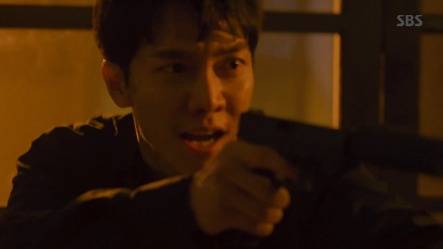 Lee Seung-gi, Bae Suzy and Shin Sung-rok saved their lives after shooting out with the NIS Assassination Group.In the 10th episode of SBSs Golden Land (playplay by Jang Young-chul, Jung Kyung-soon/directed Yoo In-sik) broadcast on October 19, NIS Assassination Group and Daechi stationed Cha Dal-gun and Go Hae-ri (played by Bae Suzy) were portrayed.Cha Dal-geon and Ko Hae-ri stationed Daechi with an ISIS Assassination group and a gun between them.Cha Dal-geon said, It is not nationality, but John Enmarksa, said the Assassination Team leader who received the Nationalitys name.These are all South Koreans, said Gohari. We are civil servants who work for the people of South Korea.Please tell him to put that gun away, but he did not listen.Ki Tae-woong (Shin Sung-rok), who watched this through CCTV, helped them by taking out the electric circuit breaker and then shooting out with the Assassination group chasing after the confession and the car.Lee Ha-na