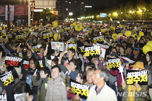 【서울=뉴시스】최진석 기자 = 19일 오후 서울 영등포구 국회 앞에서 열린 '제10차 사법적폐청산을 위한 검찰개혁 촛불문화제'를 마친 시민들이 검찰개혁 공수처 설치를 외치며 행진하고 있다. 2019.10.19. myjs@newsis.com