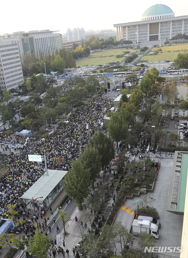 【서울=뉴시스】최진석 기자 = 19일 오후 서울 영등포구 국회 앞에서 열린 '제10차 사법적폐청산을위한 검찰개혁 촛불문화제'에 참가한 시민들이 사법적폐청산 촉구 구호를 외치고 있다. 2019.10.19. myjs@newsis.com