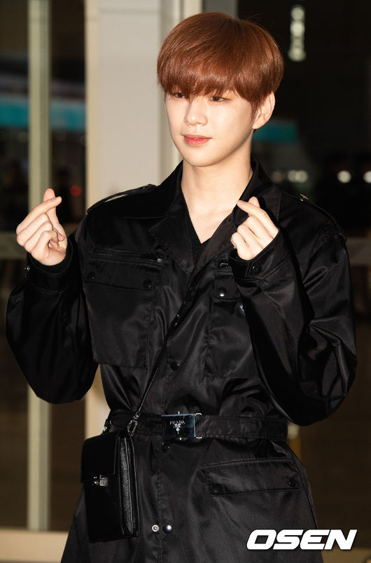 [OSEN=인천공항, 최규한 기자]강다니엘이 출국장으로 향하며 팬들과 취재진을 향해 포즈를 취하고 있다. /dreamer@osen.co.kr