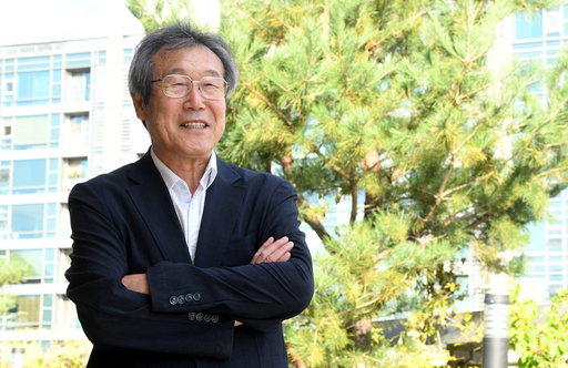 반세기를 한글 지킴이로 살아온 이대로 한말글문화협회 대표는 인터뷰에서 “도심 거리에 한글 간판이 사라지고 영어 간판이 난무하고 있다. 공공기관의 각종 문서에도 영어남용과 혼용이 심각하다. 이는 우리 말을 지켜야 할 정부기관과 지방자치단체들이 영어 바람을 부채질하고 단속을 하지 않기 때문”이라며 “정부가 나 몰라라 하면 한글 단체들이 나서 관련 기관을 업무 태만과 직무유기로 고발해 우리 말과 글을 지키는 시민운동을 펼치겠다”고 말했다. 이제원 기자 