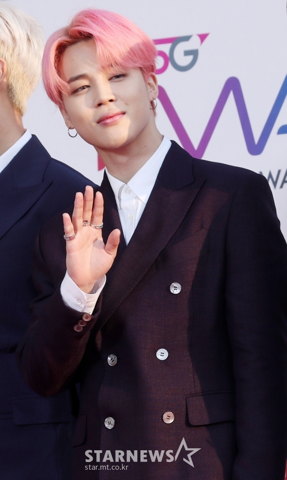 Group BTS Jimin topped the Boygroups personal brand reputation in October.RAND Corporation, a Korean company reputation, said on September 19 that Jimin ranked first in the survey of 565 brand big data of Boygroup individuals from September 17 to October 18, 2019.The brand reputation index is an indicator created by brand big data analysis by finding out that consumers online habits have a great impact on brand consumption.Through the analysis of the Boygroup personal brand reputation, it is possible to measure the positive evaluation of the Boygroup personal brand, media interest, and the interest and communication of consumers.The 30th place ranking is BTS Jimin, EXO Baekhyun, BTS BU, BTS station, EXO Kai, Shiny Taemin, NCT Taeyong, BTS Jay Hop, NCT Mark, BTS RM, AB6IX Lee Dae-hui, EXO Chen, EXO Suho, Super Junior Eunhyuk, NCT Ten, B6IX Park Woo-jin, Super Junior Lee Teuk, Super Junior Shindong, BTS Sugar, Super Junior Donghae, AB6IX Lim Young-min, BTS Jin, TVXQ Yunho, TVXQ Choi Kang Chang-min, AB6IX Kim Dong-hyun, Super Junior Kyu-hyun, AB6IX Jeon Woong, Super Junior Hee Chul, God Seven camp, and EXO Sehun were analyzed in order.The BTS Jimin brand, which ranked first in the Boy Group personal brand reputation, showed a high level of Love, Thank you, Congratulations in the link analysis, and Birthday, Ami, Fandom was analyzed high in the keyword analysis.The positive ratio was 83.70% in the positive ratio analysis. 