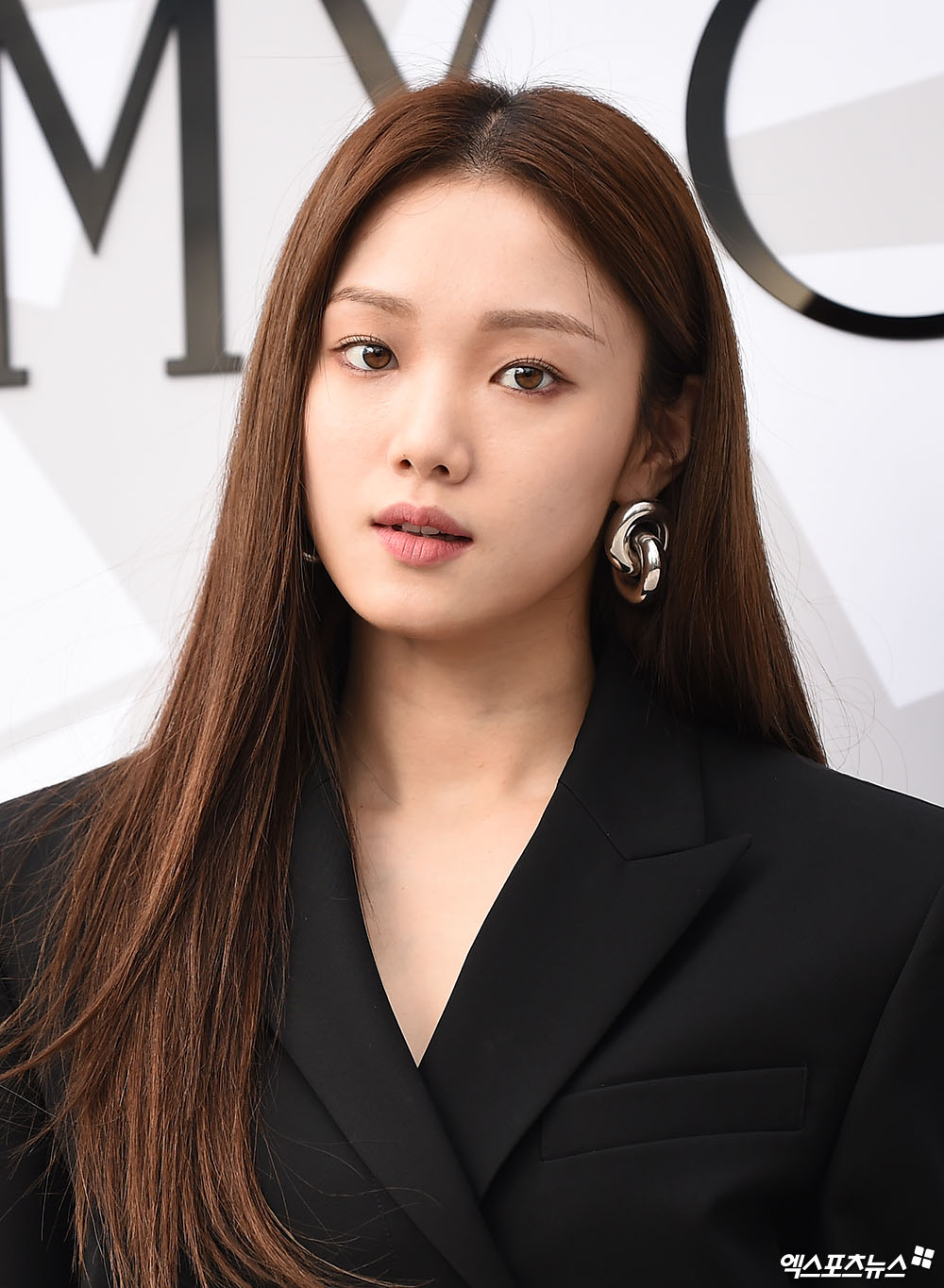 Actor Lee Sung-kyung, who attended the Jimmy Chu event held at the Gallery Department Store in Apgujeong-dong, Seoul on the afternoon of the 18th, has photo time.