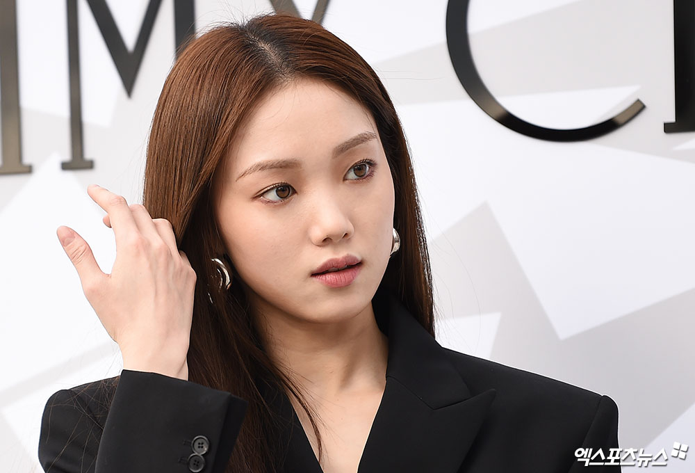 Actor Lee Sung-kyung, who attended the Jimmy Chu event held at the Gallery Department Store in Apgujeong-dong, Seoul on the afternoon of the 18th, has photo time.