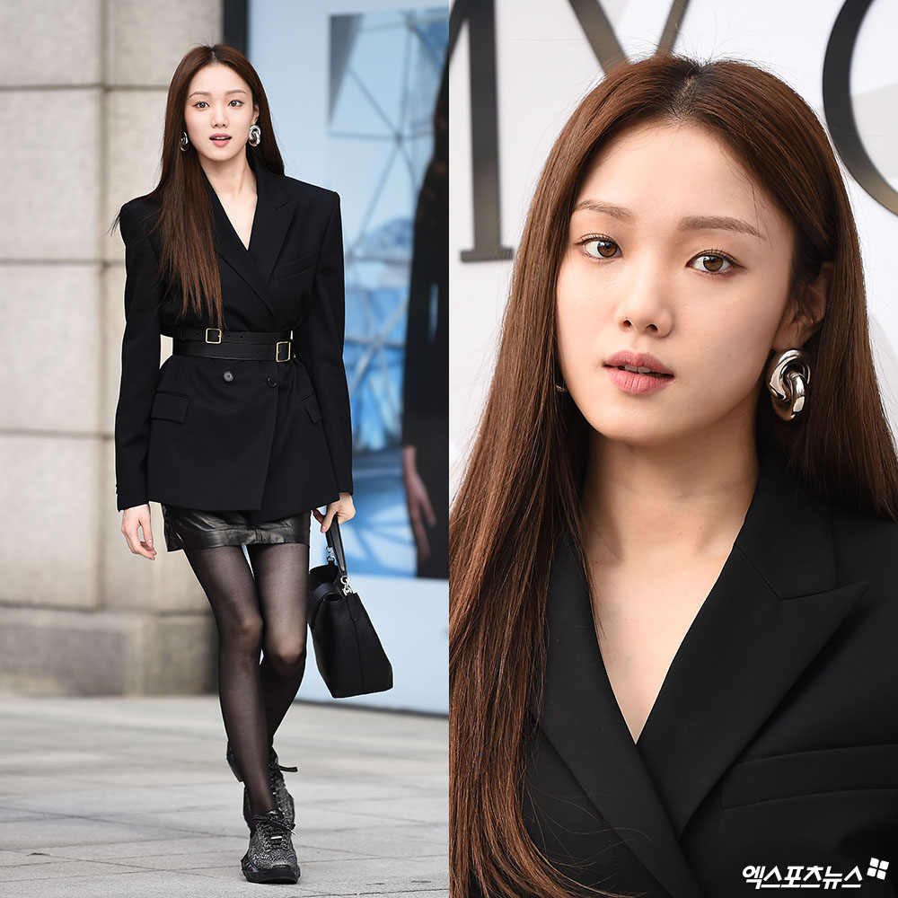 Actor Lee Sung-kyung, who attended the Jimmy Chu event held at the Gallery Department Store in Apgujeong-dong, Seoul on the afternoon of the 18th, has photo time.The runway where I walk.Sickness flows.Olkill in the atmosphere.Mysterious Eyes.