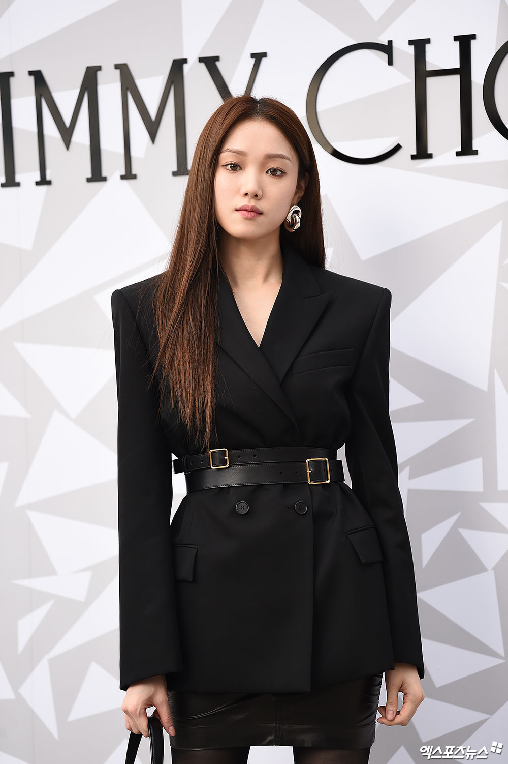 Actor Lee Sung-kyung, who attended the Jimmy Chu event held at the Gallery Department Store in Apgujeong-dong, Seoul on the afternoon of the 18th, has photo time.The runway where I walk.Sickness flows.Olkill in the atmosphere.Mysterious Eyes.