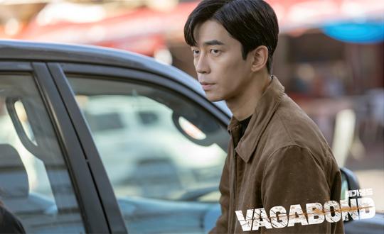 Our very bitter reality in VagabondIt is the order of the Nationality. In the SBS gilt drama, Vagabond, Kitaoong (Shin Seong-rok), who fought to protect Kim If (Jang Hyuk-jin), a witness of the Planes bombing, along with Lee Seung-gi and Gohari (Bae-ji), begins to conflict with the NIS directors words.I can not even think of it even though I know that Cha Dal-gun, Go Hae-ri and Kim if are in Danger to die in front of the assassins who have been supporting me.It is because of the word Nationalitys command.But is that the order of the Nationality? Is it the perverse desire of those who call the Nationality and take personal power and power?With the introduction of the next generation fighter jet, Jessica Lee, a John Enmark company, is trying to turn public opinion to its advantage by terrorizing the civil aircraft of the rival Daanamicsa, which is called Min Jae-sik (Jung Man-sik), director of the Ministry of National Defenses policy department Park Man-young (Choi Kwang-il), and Shadow, and is also linked to Yoon Han-ki, chief of the Min Jung (Kim Min-jong), who controls the work behind the scenes.In addition, President Chung Kook-pyo (Baek Yoon-sik) and Prime Minister Hong Soon-jo (Moon Sung-geun) actually aid and support these things.In front of him, he calls the people and tears, but he thinks only of his political gain.The benefits of the Nationality are not in vain.Even the Planes terror killed children, but the truth is not even interested in them.Instead, they judge what is political gain, and what is favorable to their money and power.Is an action genre drama that deals with gates involving the Nationality leadership and the NIS, but it reminds me of the reality that past regimes have created with its sketch.The personal criticism through the power of the BBK incident during the Lee Myung-bak administration, the non-linear reality that became the smoking gun that broke down the Park Geun-hye regime, and the tragedy such as the Seowall disaster that occurred at that time are strangely melted in the sketch of Vagabond.There comes to mind the so-called bad things that were done under the name of Nationality.You get paychecks in the country. Im a tax man. Its my problem, and Ill work it out.My nephew is dead. On the ship that comes in with Kim if, Chadalgan tells the confessional.He is not a matter of nationality, but his perception that the person who receives Paycheck is forced to follow the orders of the person who gives it.But is it nationality that paychecks to public officials? No. They pay taxes.So this line of Cha Dal-geon shows his own limits of perception: its not his personal problems, its the nationality and the peoples.They are not paying checks for taxes, but they are those who have to work for the people, not to follow the orders of the Nationality.The answer that Ko Hae-ri, who heard the story, understands the reality, shows that they are realizing this fact little by little.Yes, Im a civil servant, and I need to support my mother and sister, but what if this happens next time?Im a civil servant then, so I have to pretend that I did not know if I did anything bad at the Nationality.Hoon and Hoon friends I know my dad, Colonel Ko Kwang-chul, is up there. I know what youre seeing. But how frightening.Ill give the people the right information this time, so bad ordering wont do anything bad again.In fact, the impression that people have in the name of Nationality in our reality is not very favorable.It is because there are not many people who thought of their interests only by calling the people rather than protecting and protecting the people.How can we trust and support in front of the Nationality, where even unfair death does not reveal the truth properly?So, like Don Quixote in , Chadalgun and Goh Hye-ri were fighting the Nationality.Thats not a realistic story, of course, but the process of passing the Danger every time they die and getting closer to the reality of that corrupt power gives viewers a powerful catharsis.The coolness of the chadalgeon is based on the harsh sentiment of our time that the people are more likely than the orders of the Nationality.Youre doing a lot of work for the Nationality. What is Yoon Han-ki, the senior secretary for civil affairs? He pretended to be righteous and lived there?Min Jae-sik, youre a waste of swearing. Youre all fucked up, you bastards! Im coming to smash it!columnist