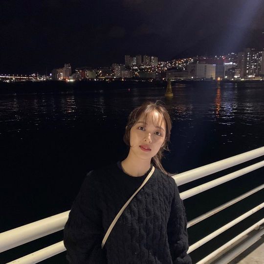 Actor Kim Bo-ra flaunted her innocent lookKim Bo-ra posted a photo on her Instagram account on October 20.The picture shows Kim Bo-ra in the background of the night sea. Kim Bo-ra ties her hair together and adds a pure charm.Kim Bo-ras blemishes-free honey skin and distinctive features make the beautiful look more prominent.The fans who responded to the photos responded such as the atmosphere was crazy, My sister is so beautiful and I always laugh.delay stock