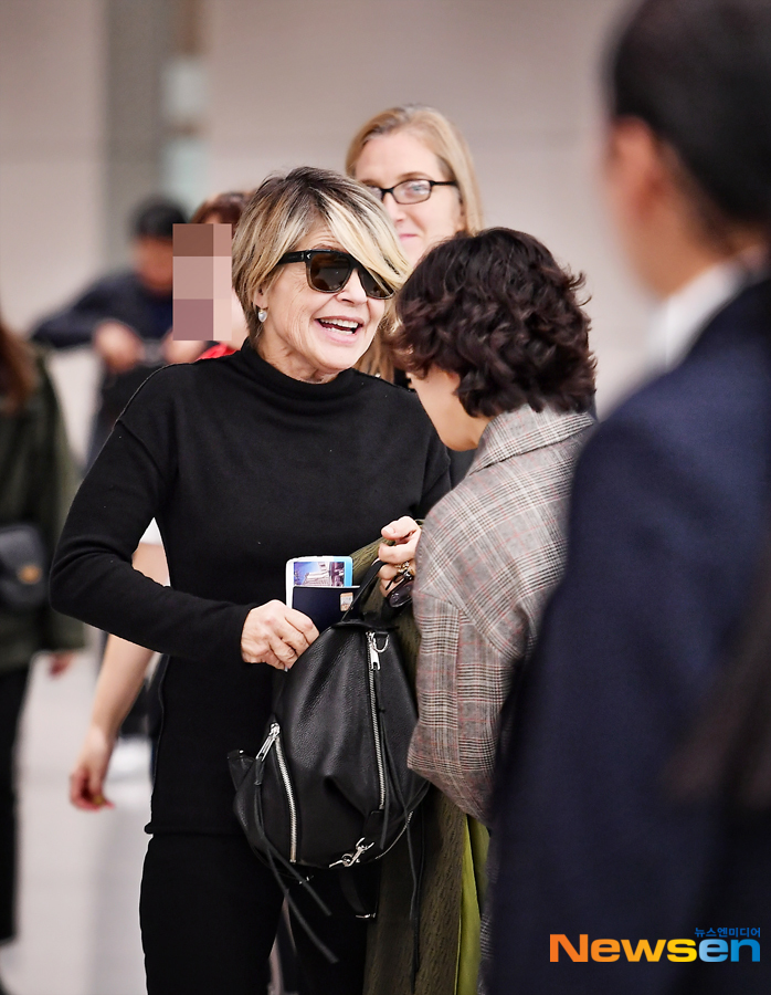 Film stars Arnold Schwarzenegger and Linda Ronstadt Hamilton enter the movie via Incheon International Airport on the afternoon of October 20.Lee Jaeha