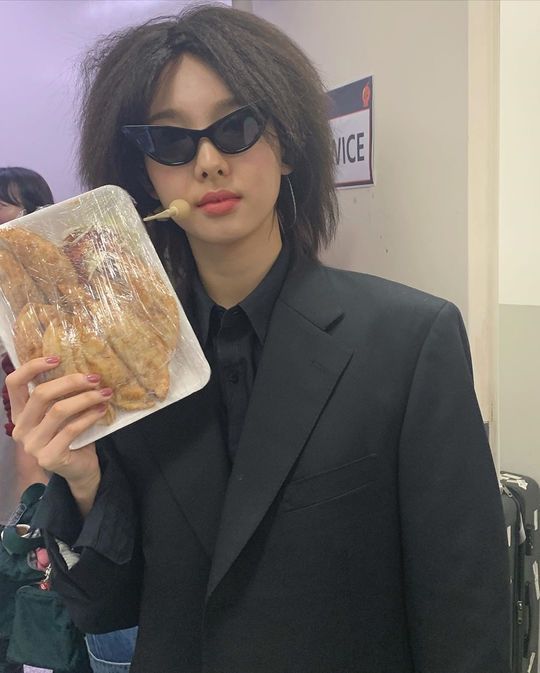 Group TWICE member Nayeon parodied the movie Oldboy actor Choi Min-sik.Nayeon posted a photo on TWICE official SNS on the afternoon of October 20 with an article entitled Meet in Part 2.The photo shows Nayeon with Oldboy Choi Min-sik make up.Nayeon showed a perfect synchro rate with sunglasses and military dumplings.TWICE, which Nayeon belongs to, held a fan meeting ONCE HALLOWEEN 2 (Once Halloween 2) to celebrate the 4th anniversary of debut at Hwajeong Gymnasium of Korea University in Seongbuk-gu, Seoul.In particular, the members showed different make-up and gave a big smile to the fans.TWICE, which has successfully completed its fan meeting, will host TWICE WORLD TOUR 2019 TWICEIGHTS  (TWICE World Tour 2019 TWICE Lights) in Hokkaido, Japan on the 23rd.He will then release his second album, &TWICE on November 20.hwang hye-jin