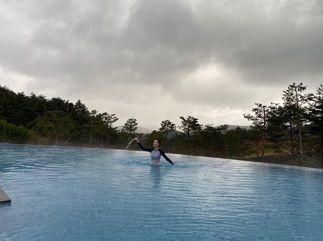 Actor Lee Da-hae has revealed how he enjoys relaxed VacationLee Da-hae posted photos on his 20th day with an article entitled Yang Yang! I should come again in winter.In the photo, Lee Da-hae, who is enjoying Vacation in Yang Yang, Gangwon Province, was shown.In a pension blended with nature, Lee Da-hae shows off her beautiful beautiful beautiful looks.In the ensuing photo, Lee Da-hae shows off her lean body line in a lash-garde in the pool.Its cloudy weather but Lee Da-haes Beautiful looks are sunny.Meanwhile, Lee Da-hae is currently in love with singer Seven.