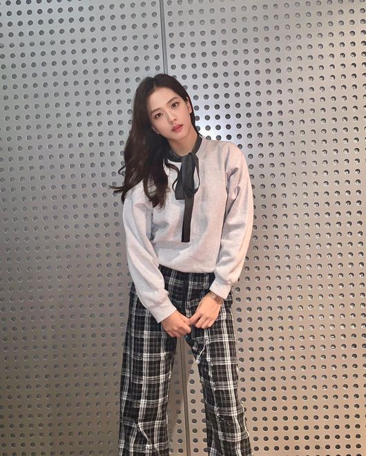 BLACKPINK Ji Soo, sit or stand or pure to