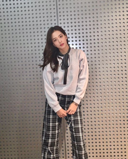 Girl group BLACKPINK JiSoo boasted more beautiful looks.JiSoo posted a recent story on his Instagram on the 20th, posting an article entitled JiSoo photo of one day and several photos.The photo shows JiSoo taking a picture, and JiSoo, wearing a gray-toned top and checked-patterned pants, is showing off her long straight hair and a pure charm.In another photo, JiSoo is staring at the camera, radiating beautiful looks with an icon-taxi shot that the viewer seems to be in love with.Meanwhile, BLACKPINK has successfully completed its first world tour, which has recently performed 32 times in 23 cities on 4 continents. From December, it will hold four dome tours in three cities in Japan.