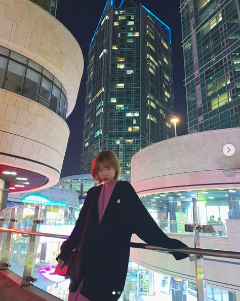 Lee Soo-hyun of brother-in-law Akdong Musician showed off a glowing visual of the autumn night.Lee Soo-hyun posted on his SNS on the 20th, Suddenly cold, FluCareful! And several photos.In the photo, Lee Soo-hyun is taking pictures of the atmosphere in the background of the building night view.In another photo, it emits a youthful charm in its 20s.Meanwhile, the title song How to Love You, I Love You, is on the top of the music charts for the 26th day of Akdong Musicians regular 3rd album, Airship, and will hold a concert at the Hall of Peace at Kyunghee University in Seoul on December 14th and 15th.Claudia Kim SNS