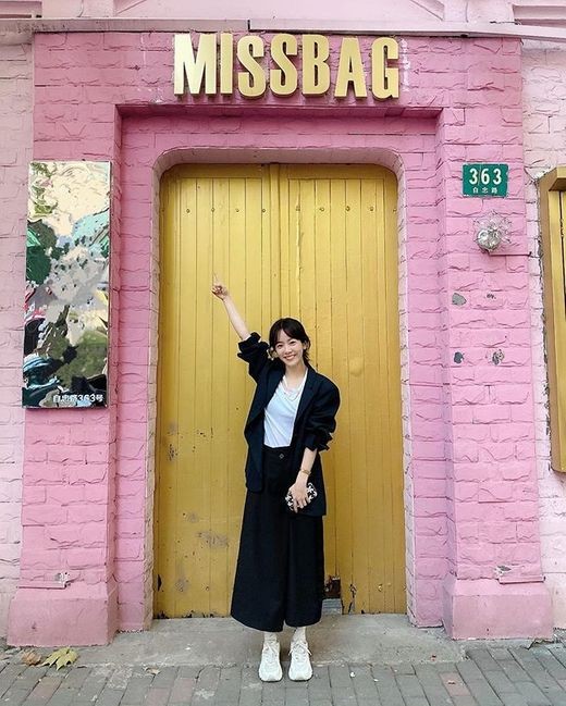 Actor Han Ji-min showed off her beautiful looks during the invariable period as she delivered her latest autumn.Han Ji-min posted a picture on his Instagram on the 20th with a short article called Mitsubak.In the photo, Han Ji-min poses in front of a MISS BAG sign: wearing black wide pants and a jacket, he stretched out his right hand and showed off his cute charm.During the invariant period, Beautiful looks also stood out.Han Ji-min is reviewing his next film after the end of MBC Spring Night.