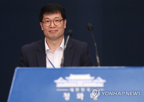 고용동향 브리핑하는 황덕순 청와대 수석 황덕순 일자리수석이 9월 15일 오후 청와대에서 최근 고용동향과 관련한 브리핑을 하고 있다. [연합뉴스 자료사진