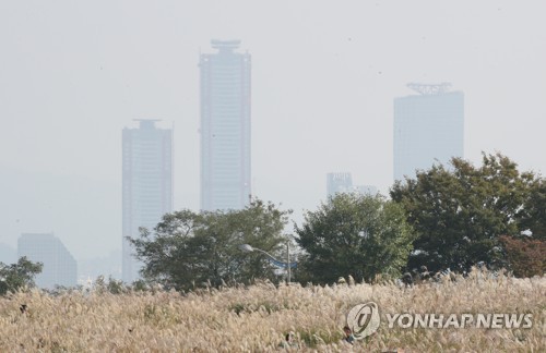 뿌연 하늘 (서울=연합뉴스) 김주성 기자 = 20일 서울 마포구 하늘공원에서 바라본 하늘이 미세먼지와 안개로 뿌옇다. 2019.10.20 utzza@yna.co.kr